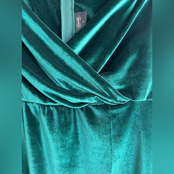 Beautiful emerald green velvet wiggle dress. Perfect for the holidays! Marilyn! - Picture 4 of 5